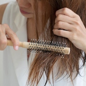 Frau bürstet nasse Haare